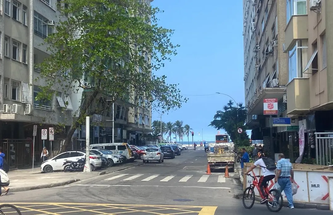 Studio completo na praia de Copacabana com ar, wifi, netflix, até 4 pessoas, FUNDOS CLARO E SILENCIOSO, pauloangerami PJ135-1