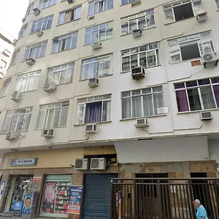 Studio completo na praia de Copacabana com ar, wifi, netflix, até 4 pessoas, FUNDOS CLARO E SILENCIOSO, pauloangerami PJ135-3