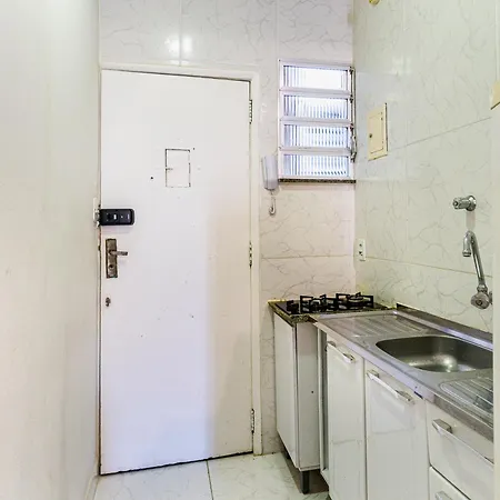 Studio completo na praia de Copacabana com ar, wifi, netflix, até 4 pessoas, FUNDOS CLARO E SILENCIOSO, pauloangerami PJ135-2